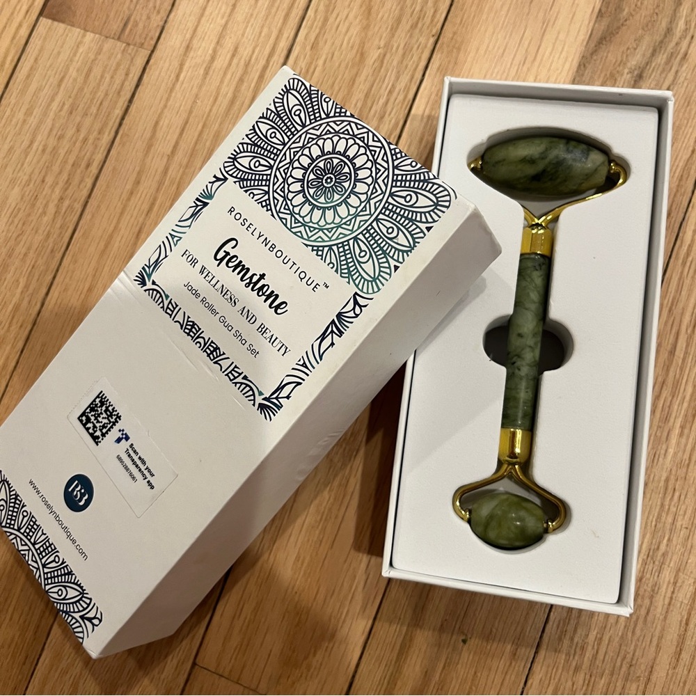 Jade roller in box (no Gua sha) like new